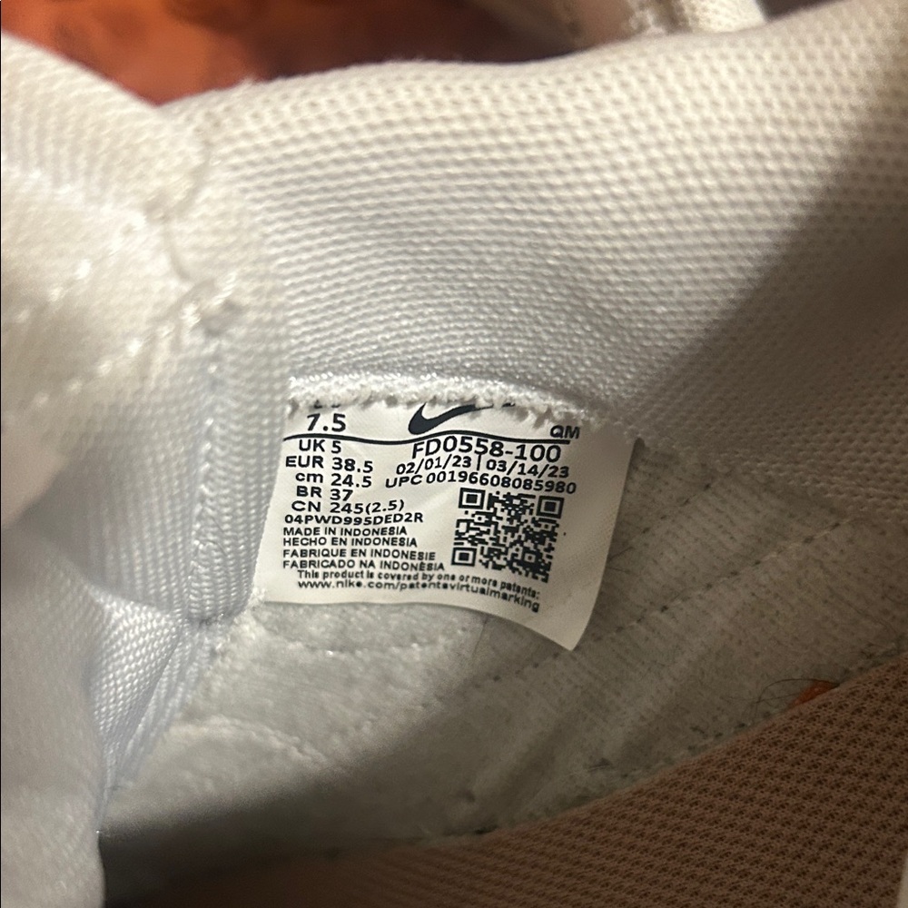 Stylish White Nike Sneakers - Picture 4 of 5